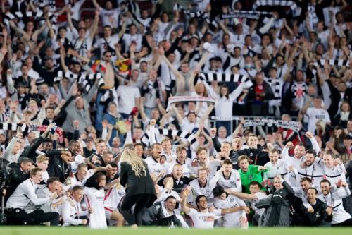 Barca gặp sự cố với CĐV khách trong trận thua Frankfurt 2